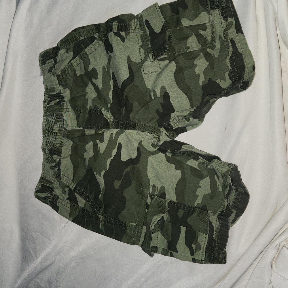 Oldnavy boys 5T green camouflage cargo shorts